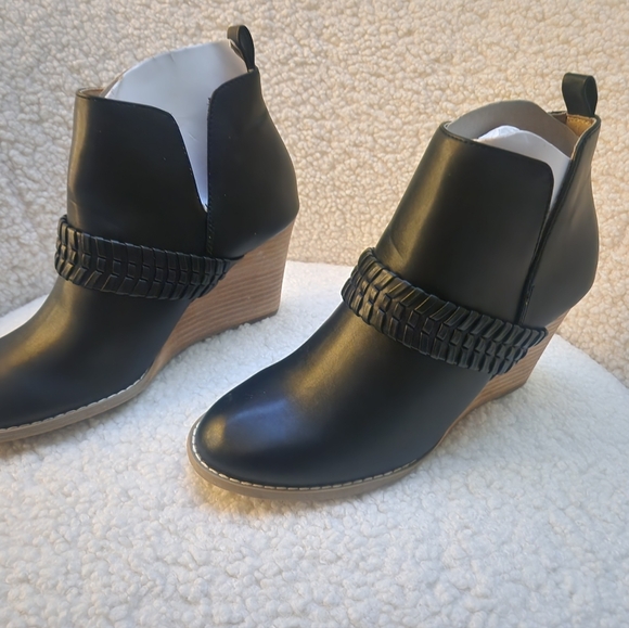 SOLD!!!NWOT DOLCE VITA BOOTIES - Picture 2 of 5